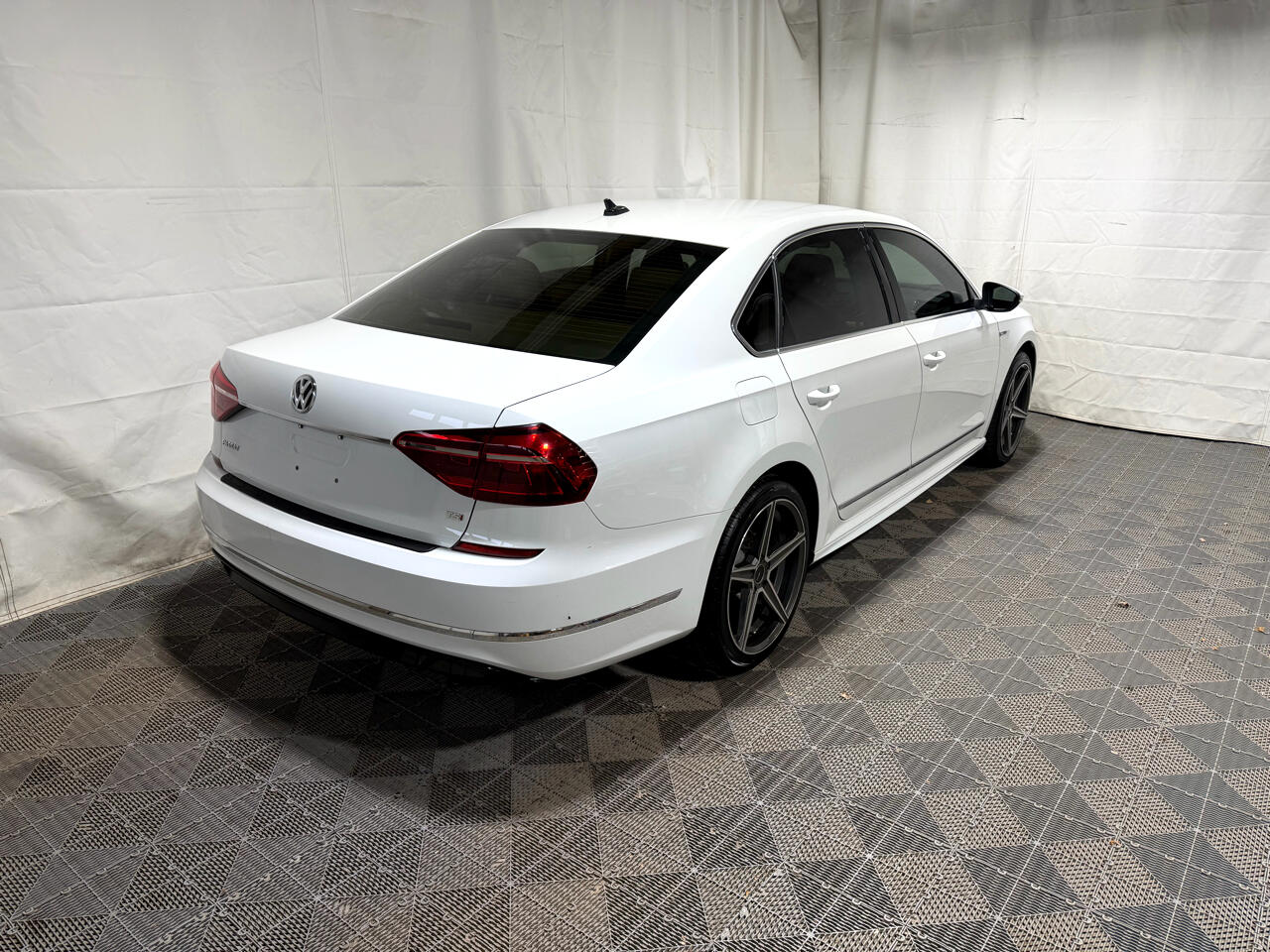 Volkswagen Passat R-Line w/Comfort Pkg Auto 2017