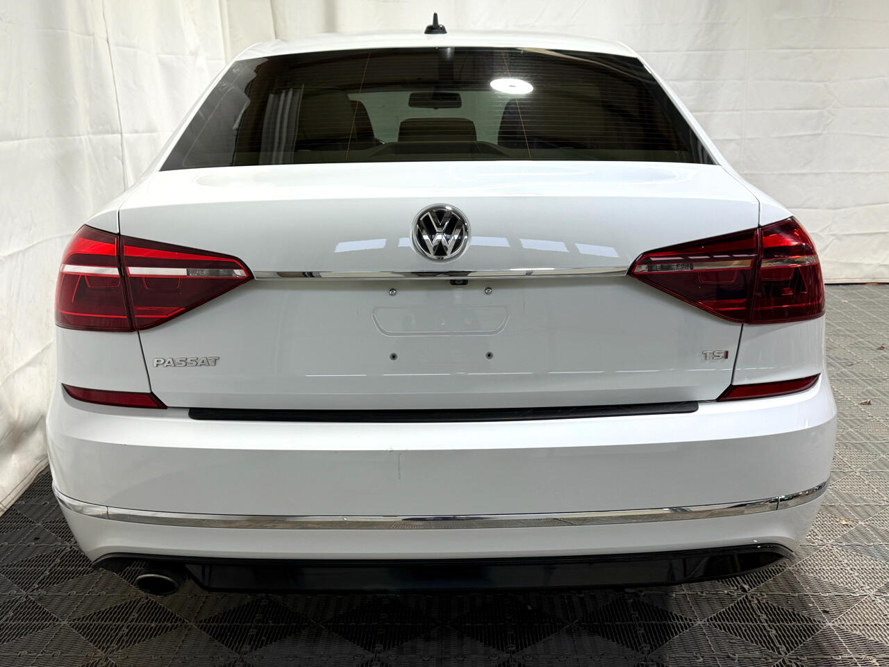 Volkswagen Passat R-Line w/Comfort Pkg Auto 2017