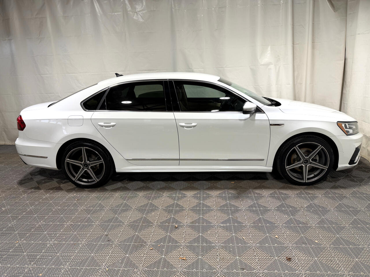 Volkswagen Passat R-Line w/Comfort Pkg Auto 2017