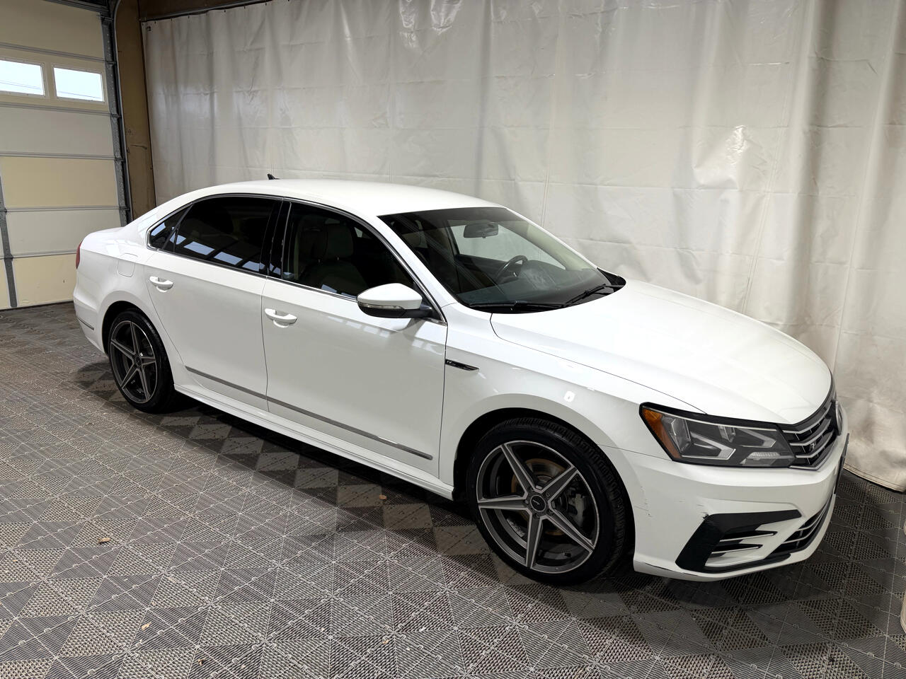 Volkswagen Passat R-Line w/Comfort Pkg Auto 2017