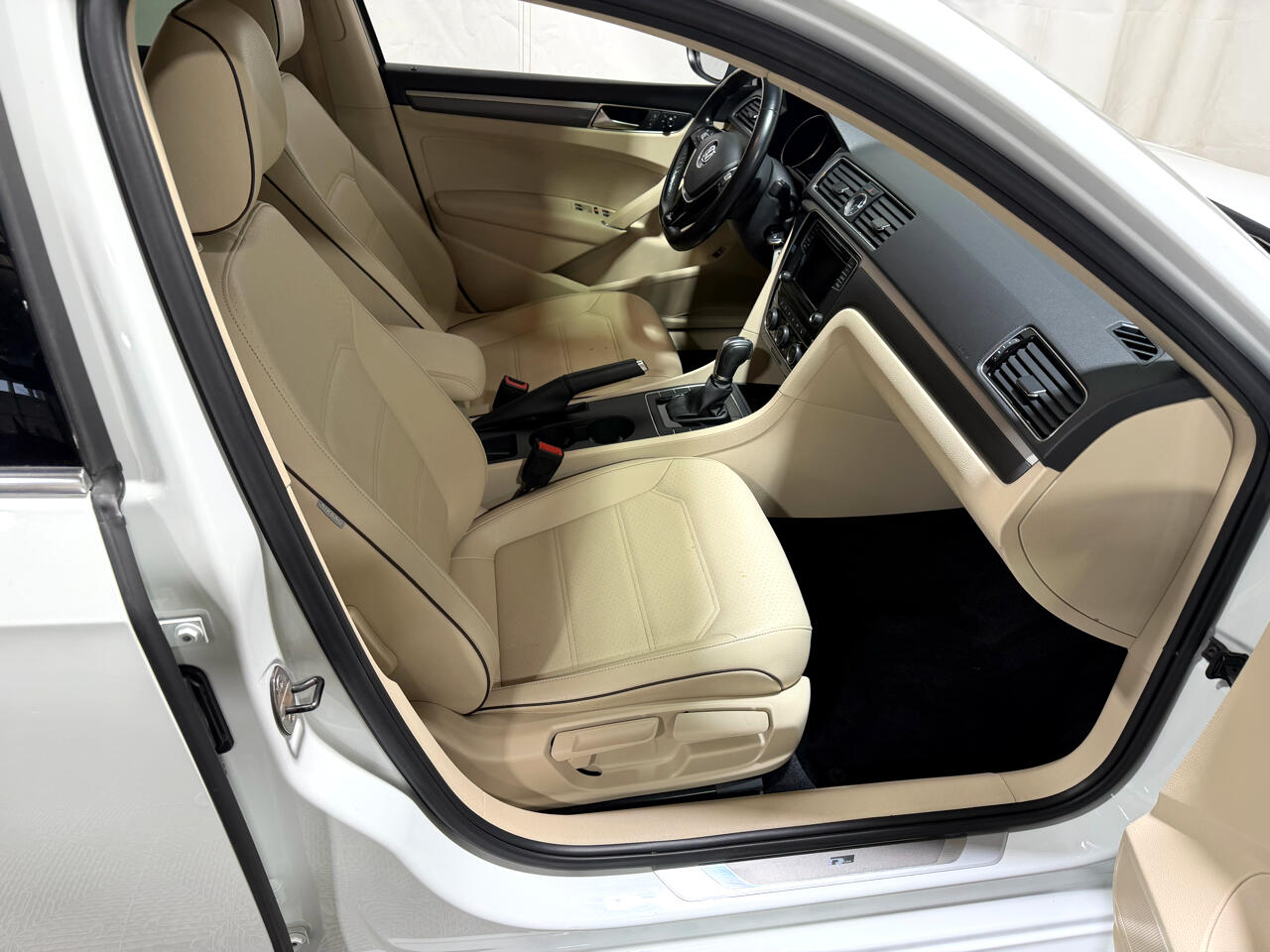 Volkswagen Passat R-Line w/Comfort Pkg Auto 2017