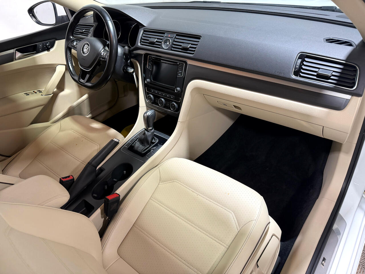 Volkswagen Passat R-Line w/Comfort Pkg Auto 2017