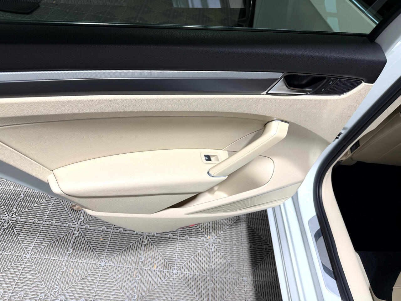 Volkswagen Passat R-Line w/Comfort Pkg Auto 2017