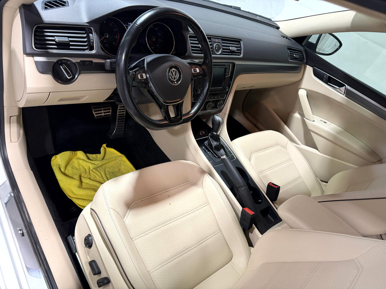 Volkswagen Passat R-Line w/Comfort Pkg Auto 2017