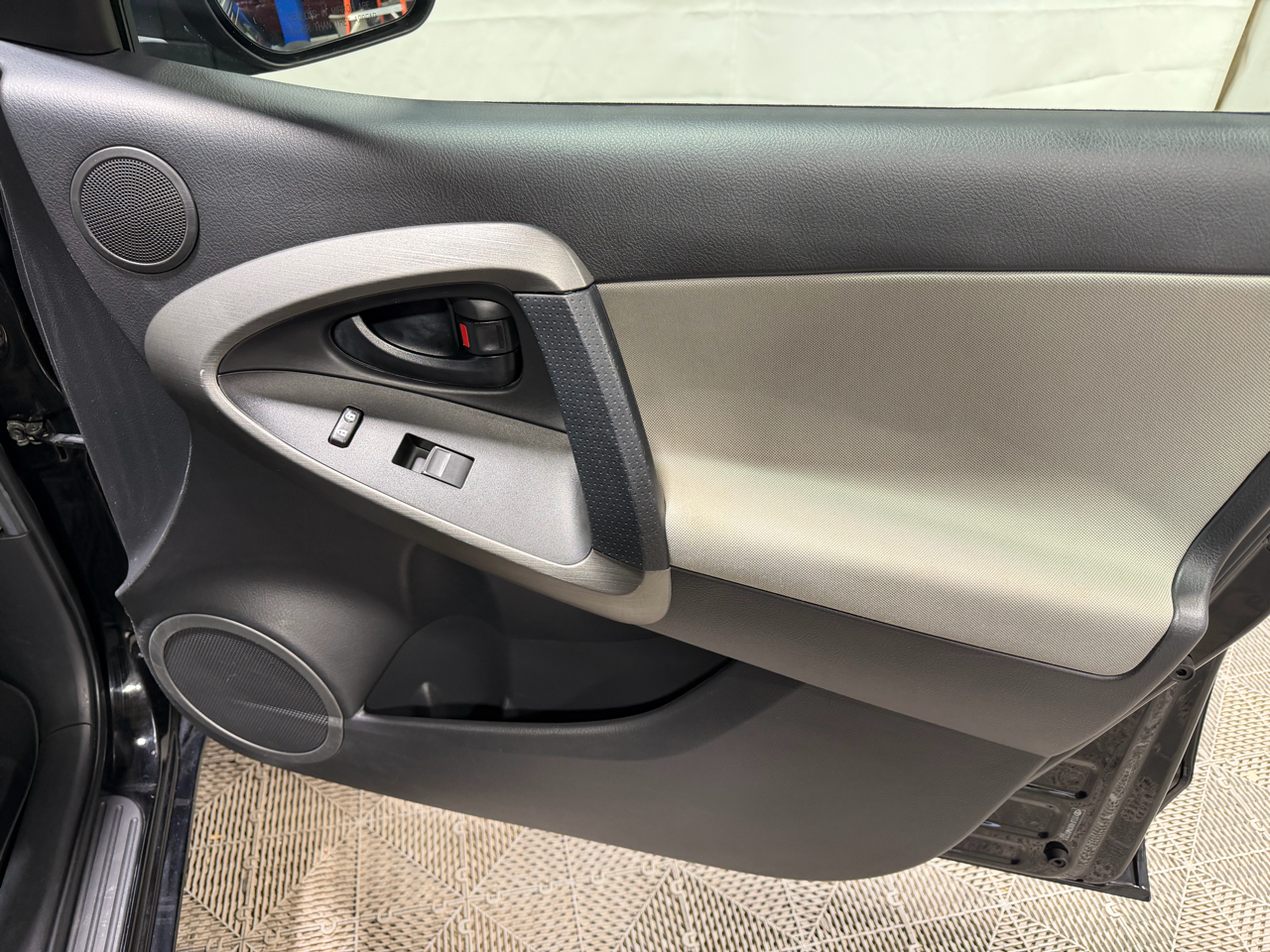 Toyota RAV4 4WD 4dr 4-cyl 4-Spd AT (Natl) 2010