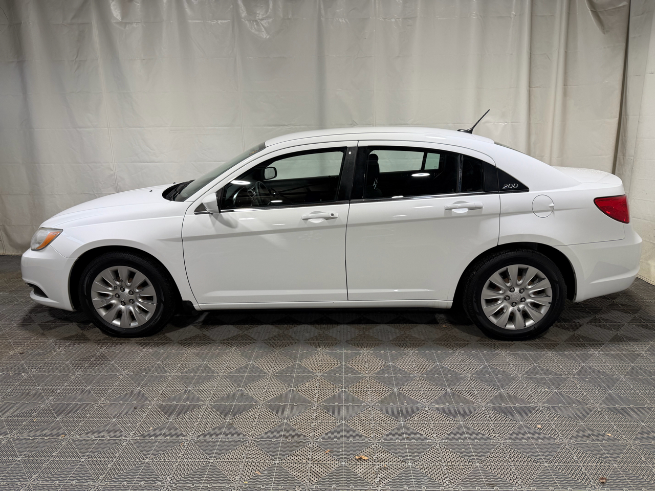 Chrysler 200 4dr Sdn LX 2013