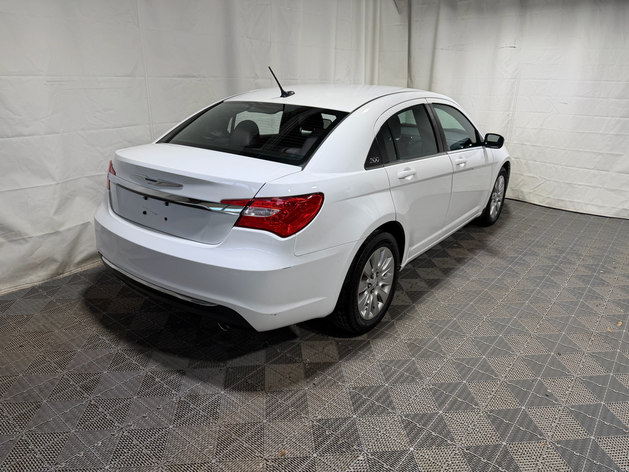 Chrysler 200 4dr Sdn LX 2013