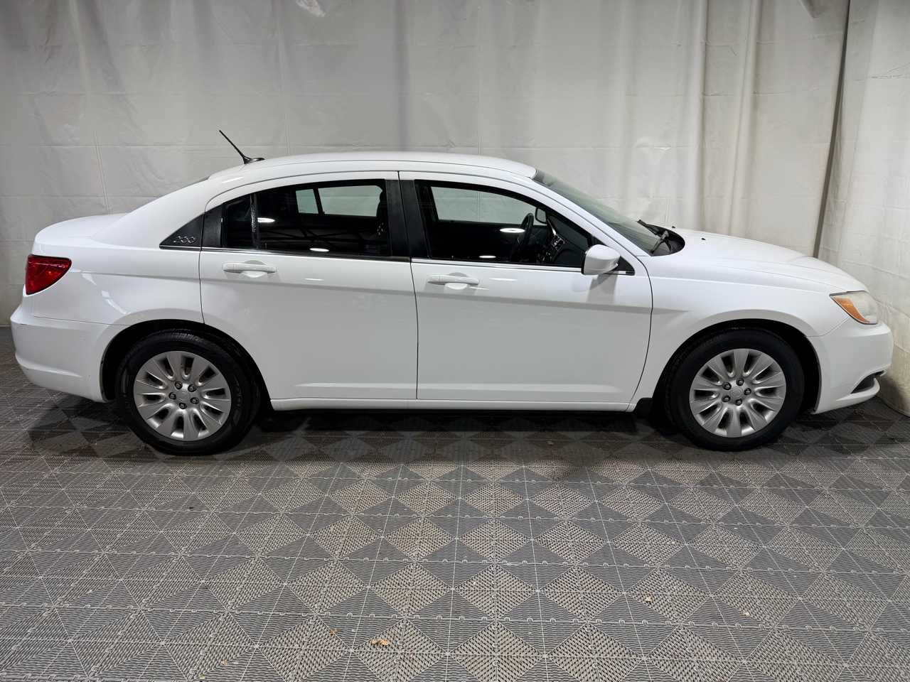 Chrysler 200 4dr Sdn LX 2013