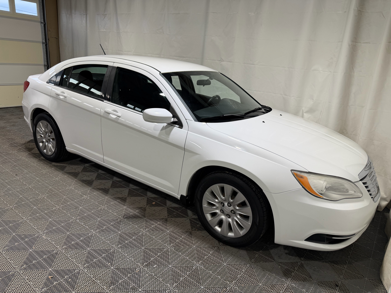 Chrysler 200 4dr Sdn LX 2013