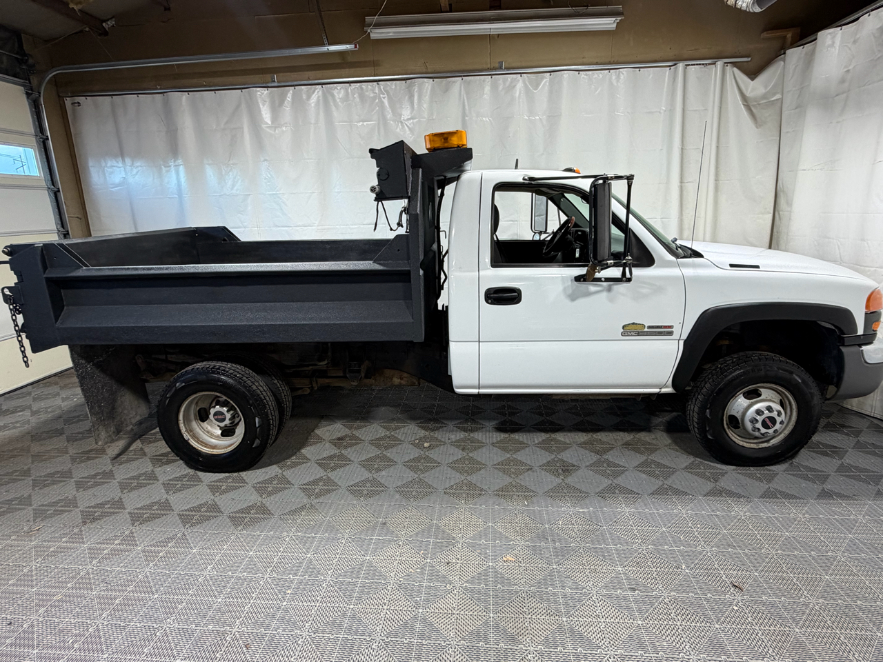 GMC Sierra 3500 Reg Cab 137.0" WB, 60.4" CA 4WD WT 2004