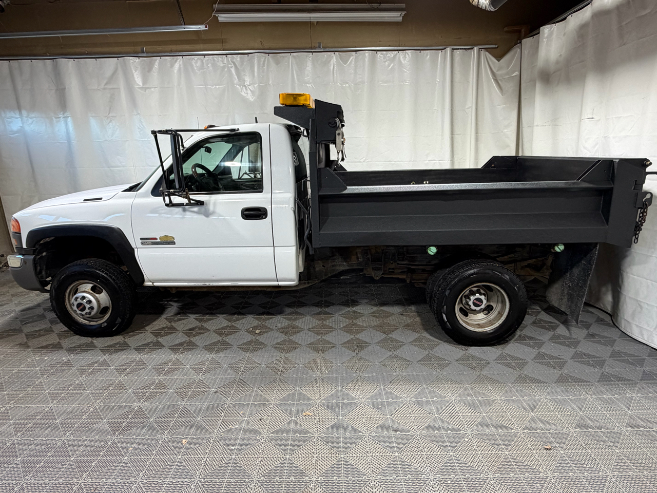 GMC Sierra 3500 Reg Cab 137.0" WB, 60.4" CA 4WD WT 2004