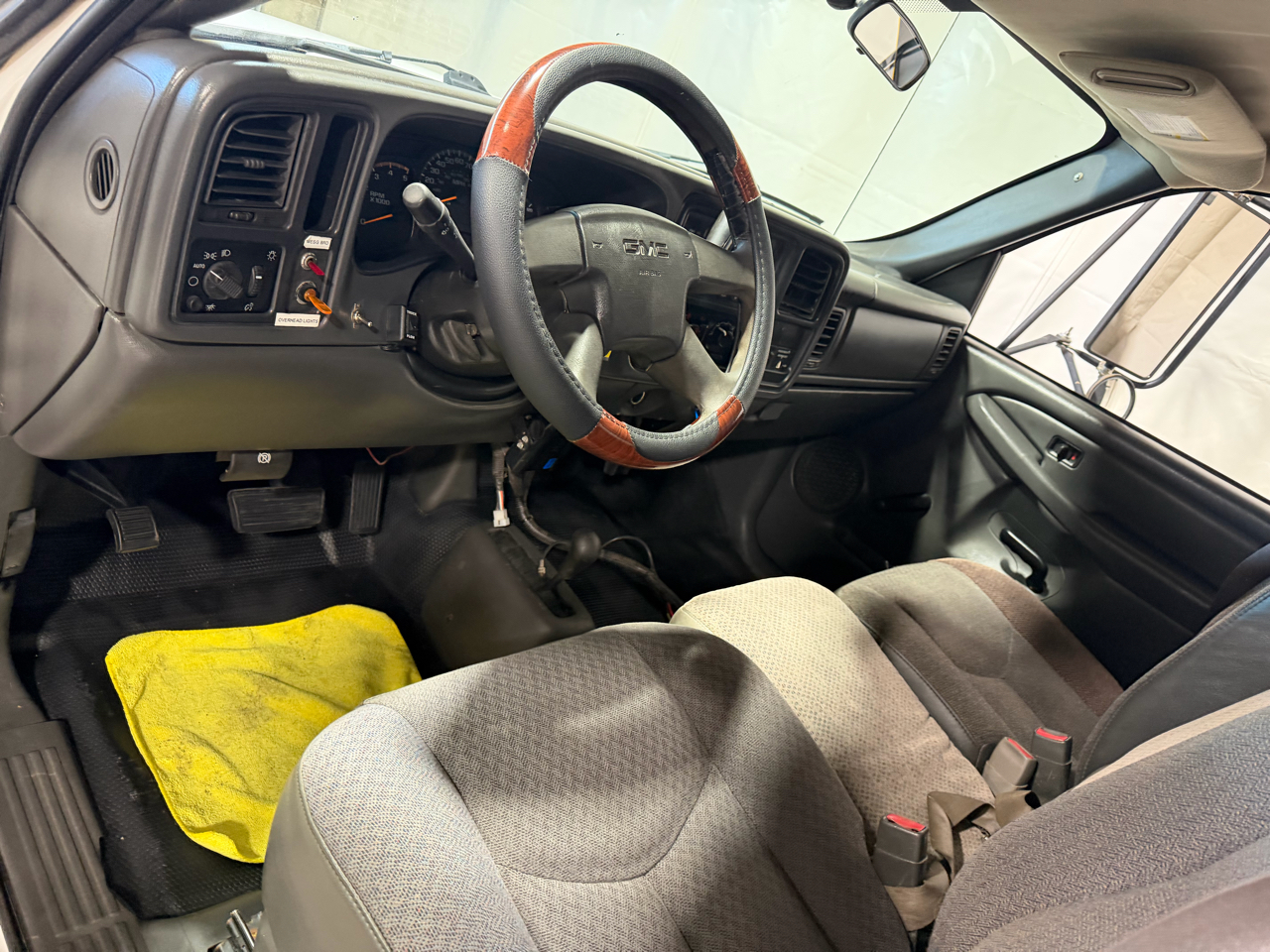 GMC Sierra 3500 Reg Cab 137.0" WB, 60.4" CA 4WD WT 2004