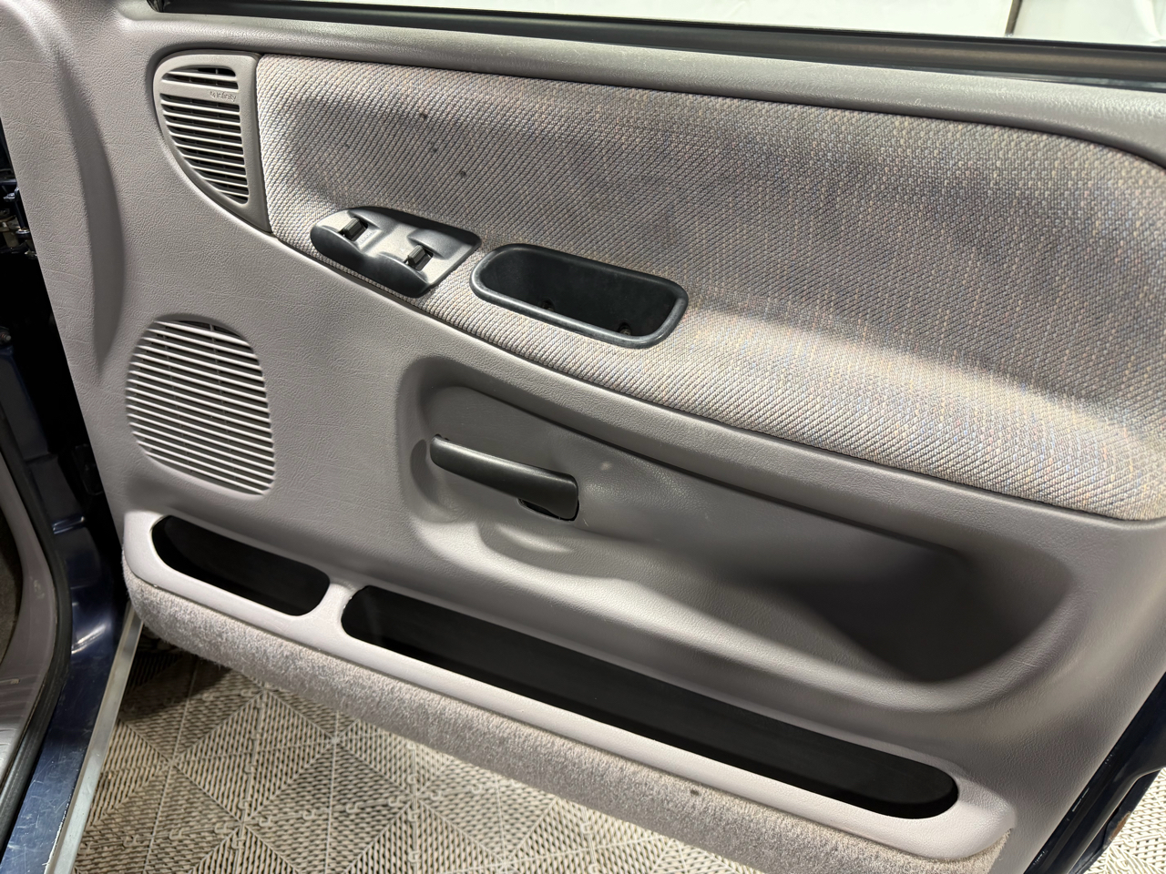 Dodge Ram 1500 Reg Cab 119" WB 4WD 1994