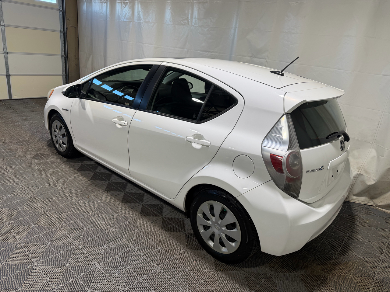Toyota Prius c 5dr HB Three (Natl) 2013