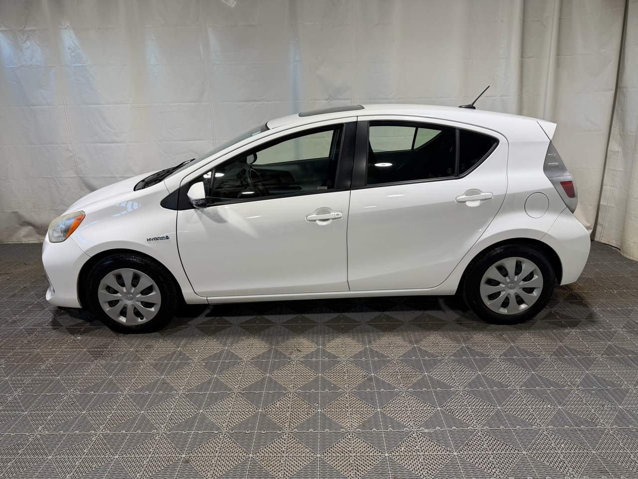 Toyota Prius c 5dr HB Three (Natl) 2013