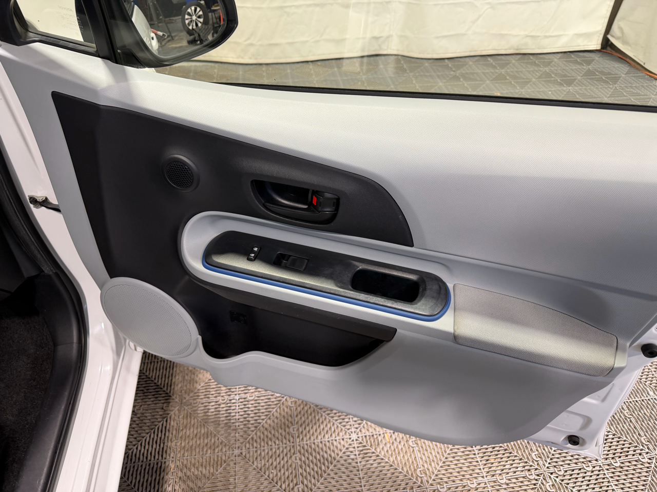 Toyota Prius c 5dr HB Three (Natl) 2013