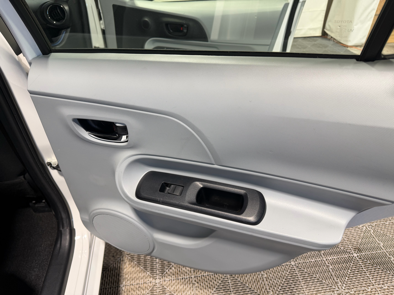 Toyota Prius c 5dr HB Three (Natl) 2013