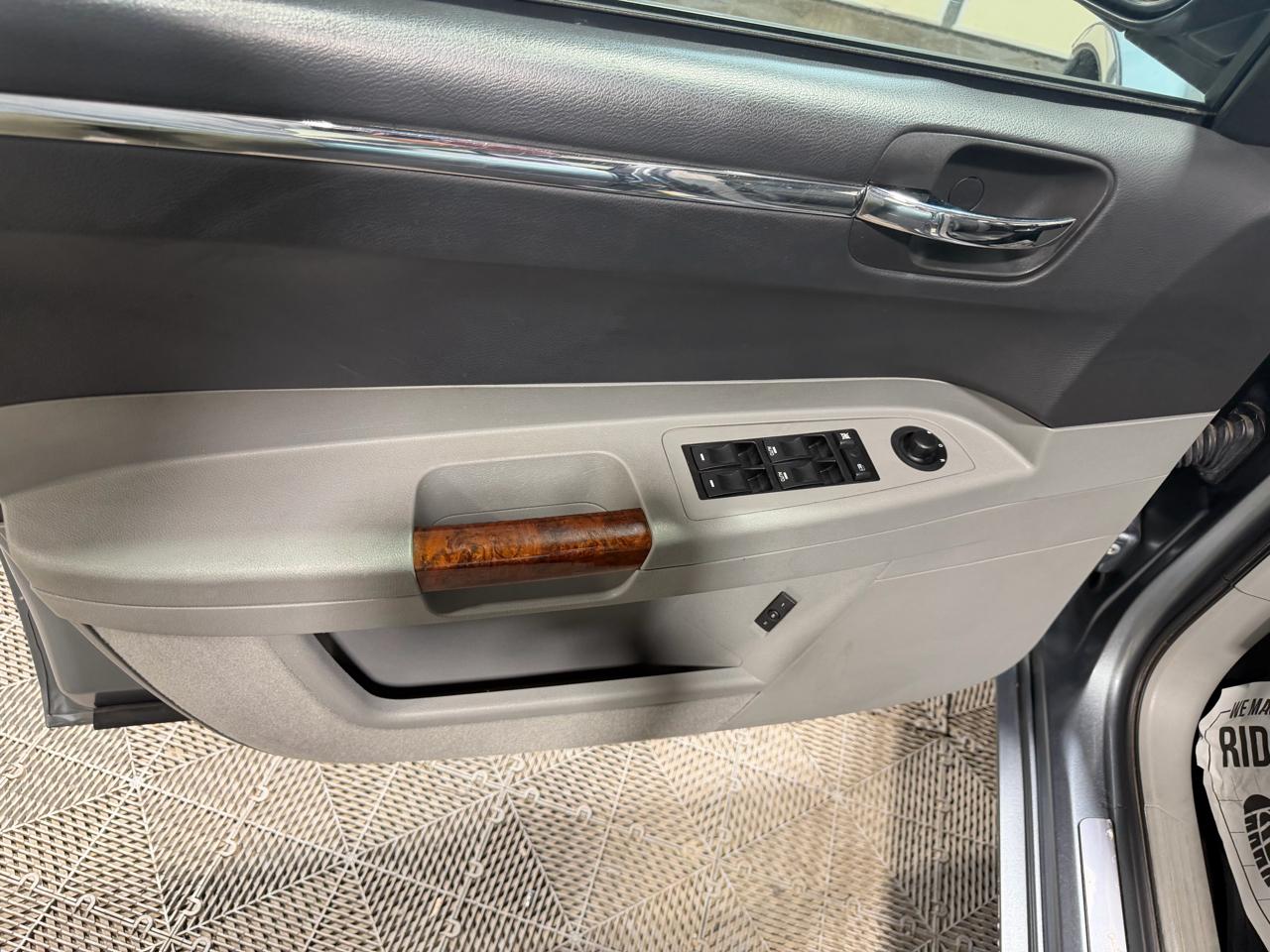 Chrysler 300 4dr Sdn 300C AWD 2006