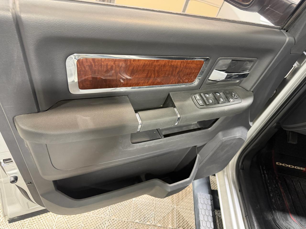 Dodge Ram 1500 4WD Quad Cab 140.5" Laramie 2010