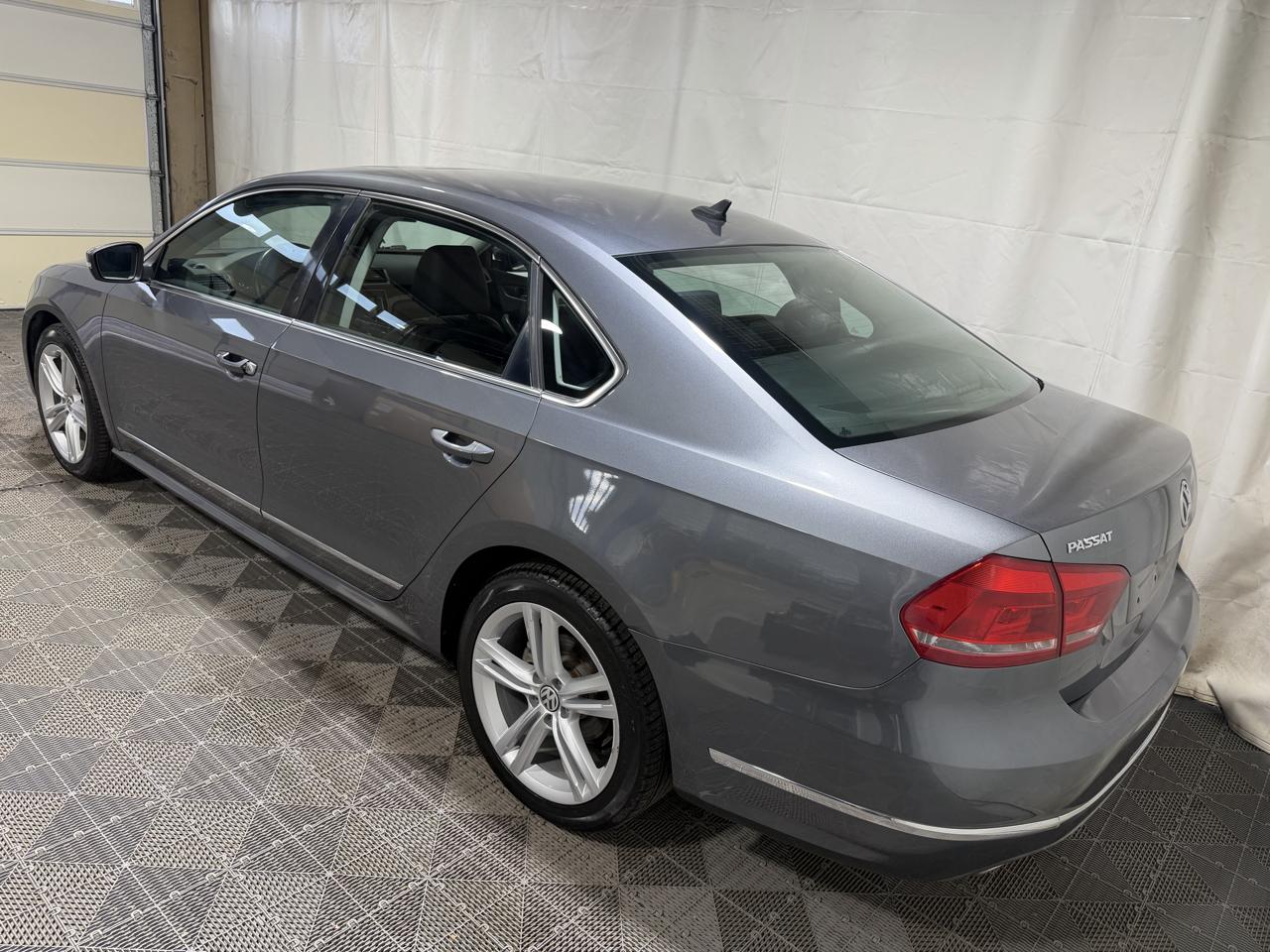 Volkswagen Passat 4dr Sdn 2.0L DSG TDI SEL Premium 2013