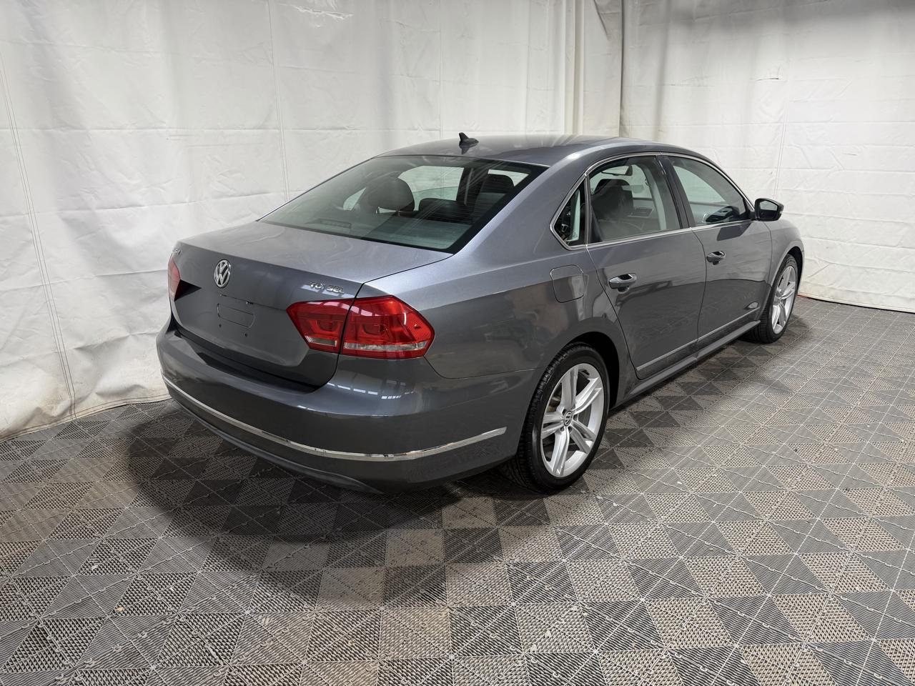 Volkswagen Passat 4dr Sdn 2.0L DSG TDI SEL Premium 2013