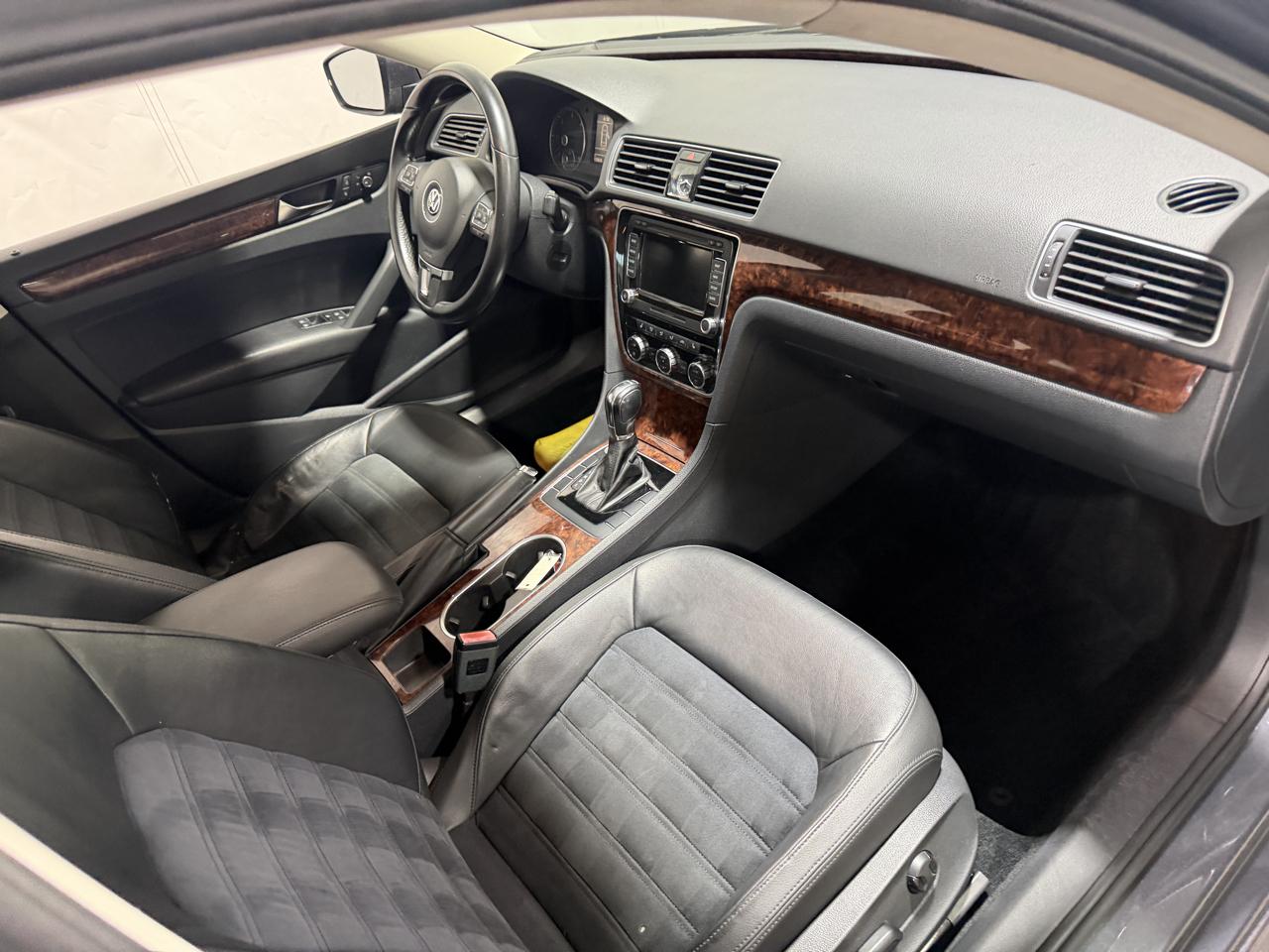 Volkswagen Passat 4dr Sdn 2.0L DSG TDI SEL Premium 2013