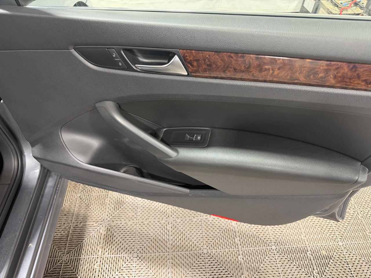 Volkswagen Passat 4dr Sdn 2.0L DSG TDI SEL Premium 2013