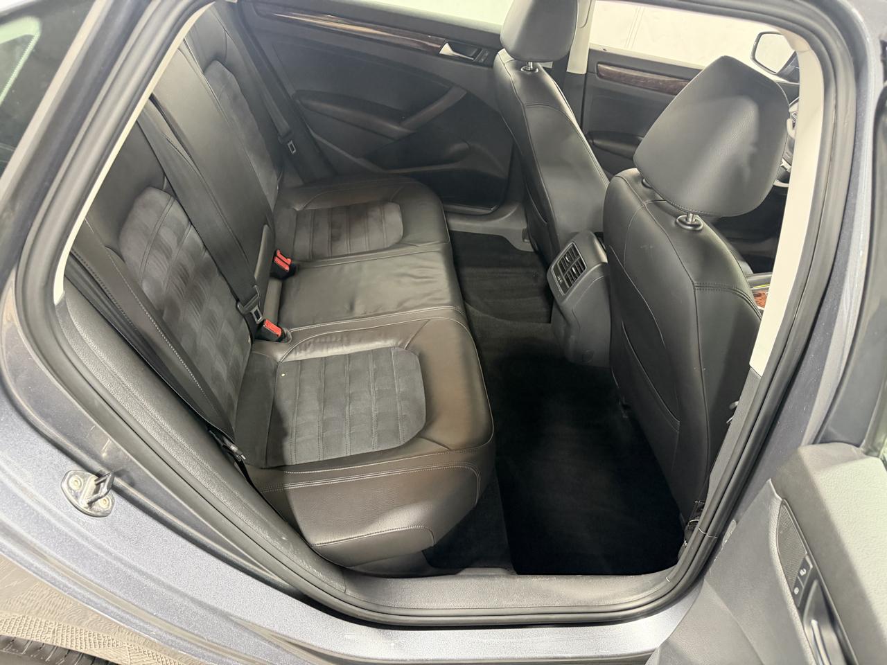 Volkswagen Passat 4dr Sdn 2.0L DSG TDI SEL Premium 2013