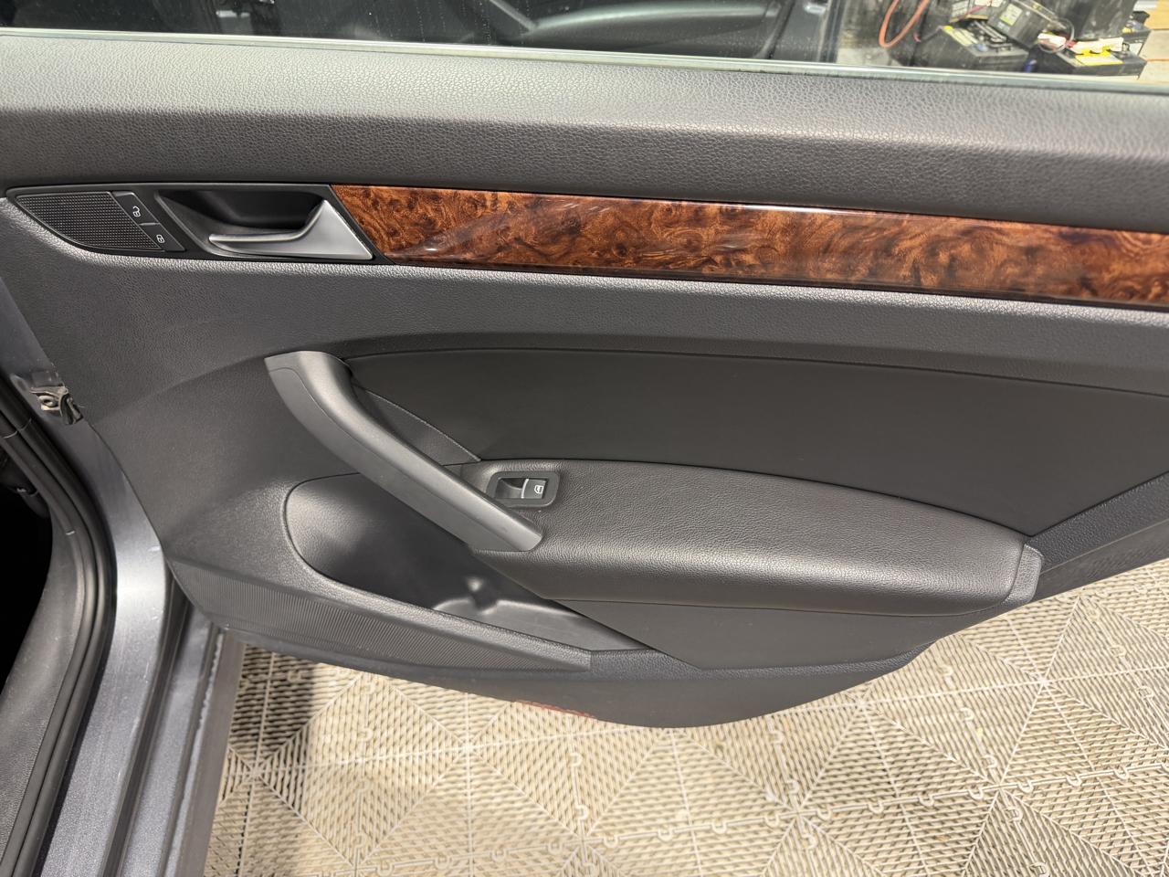 Volkswagen Passat 4dr Sdn 2.0L DSG TDI SEL Premium 2013