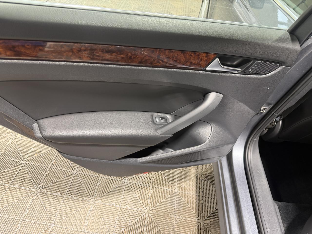 Volkswagen Passat 4dr Sdn 2.0L DSG TDI SEL Premium 2013