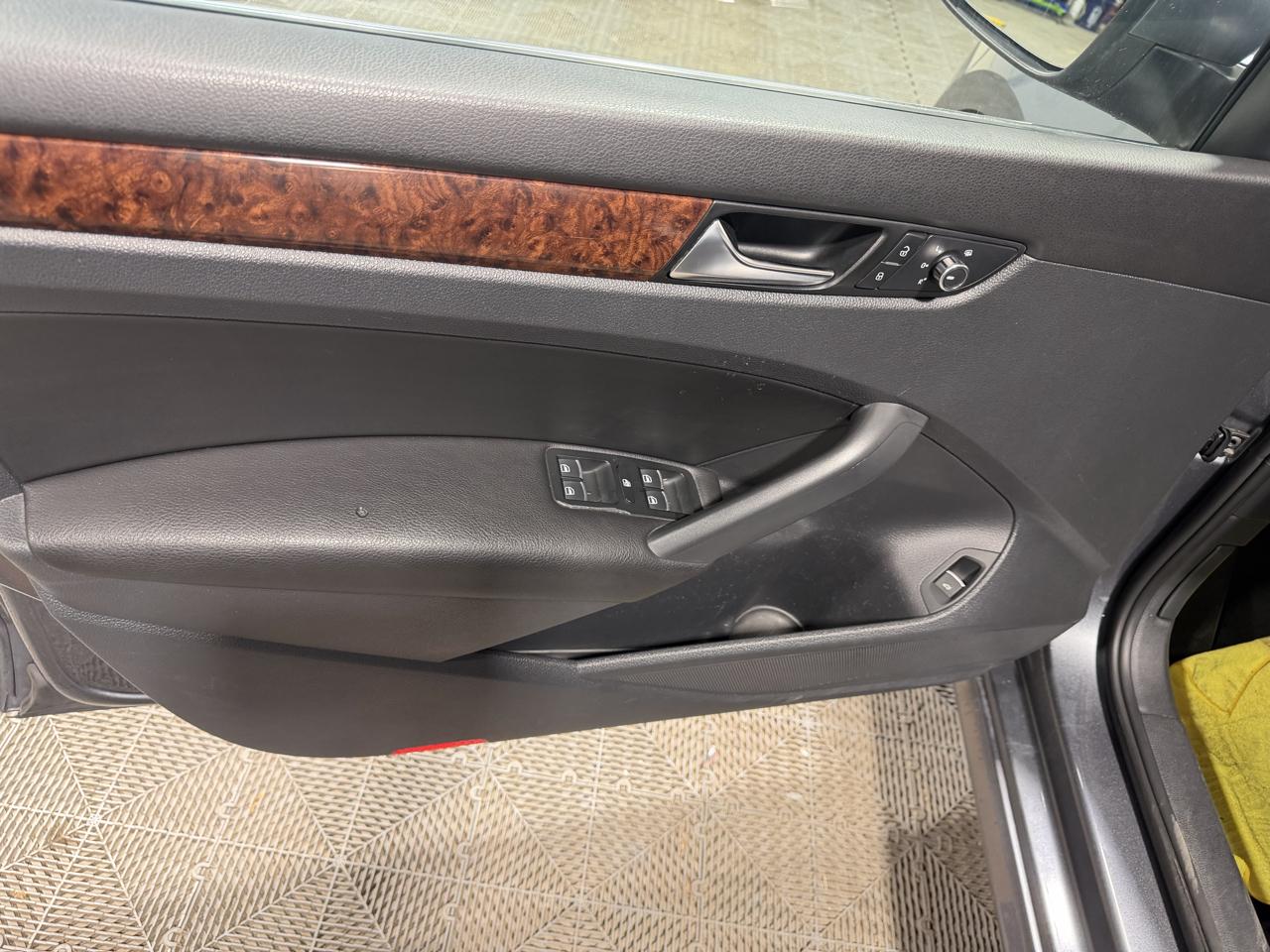Volkswagen Passat 4dr Sdn 2.0L DSG TDI SEL Premium 2013