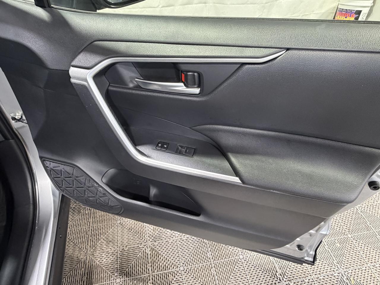 Toyota RAV4 XLE AWD (Natl) 2025