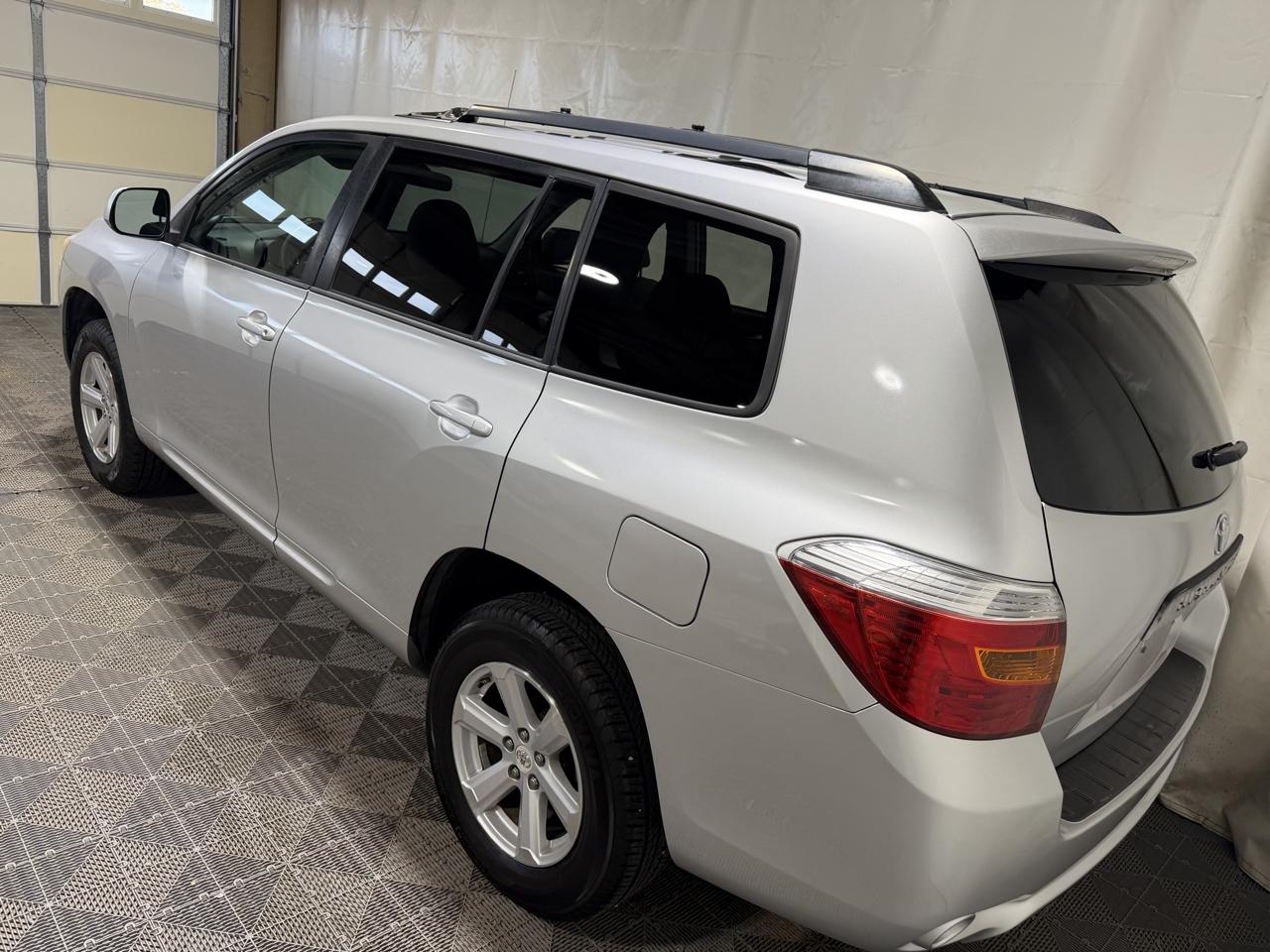 Toyota Highlander FWD 4dr L4 Base (Natl) 2010