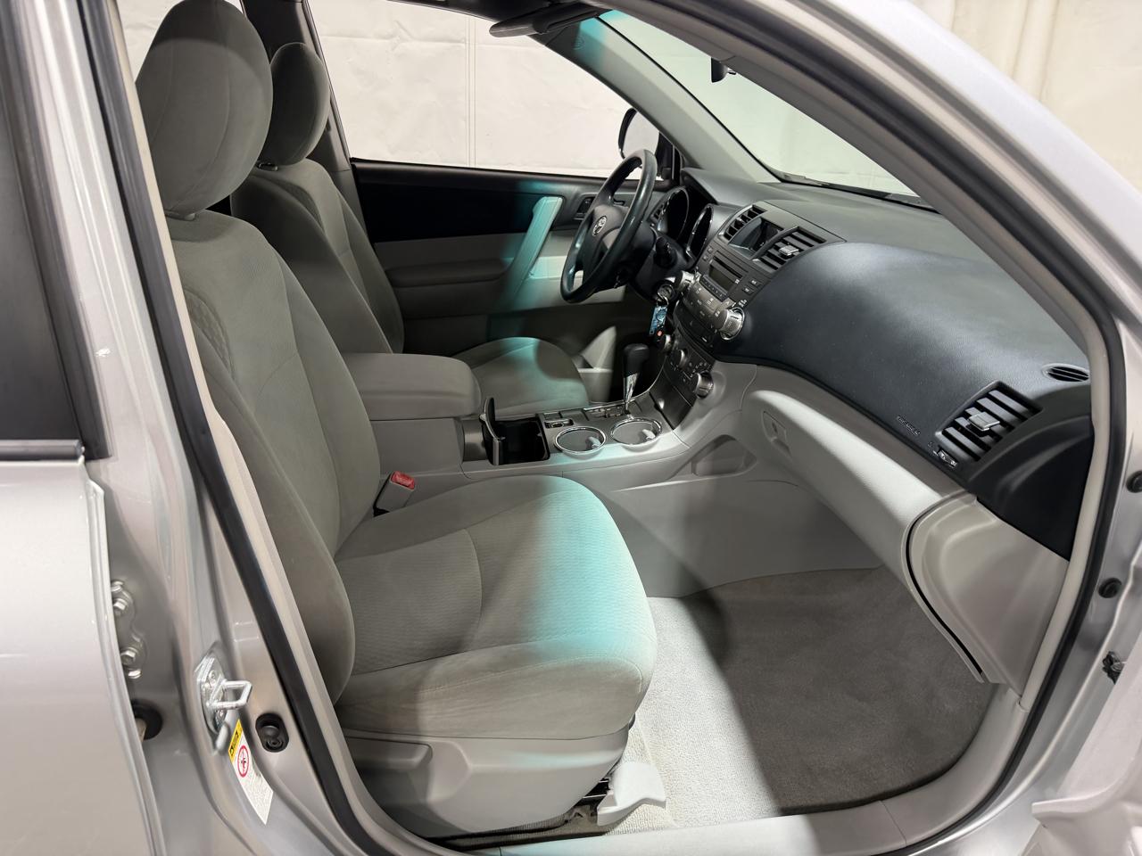 Toyota Highlander FWD 4dr L4 Base (Natl) 2010