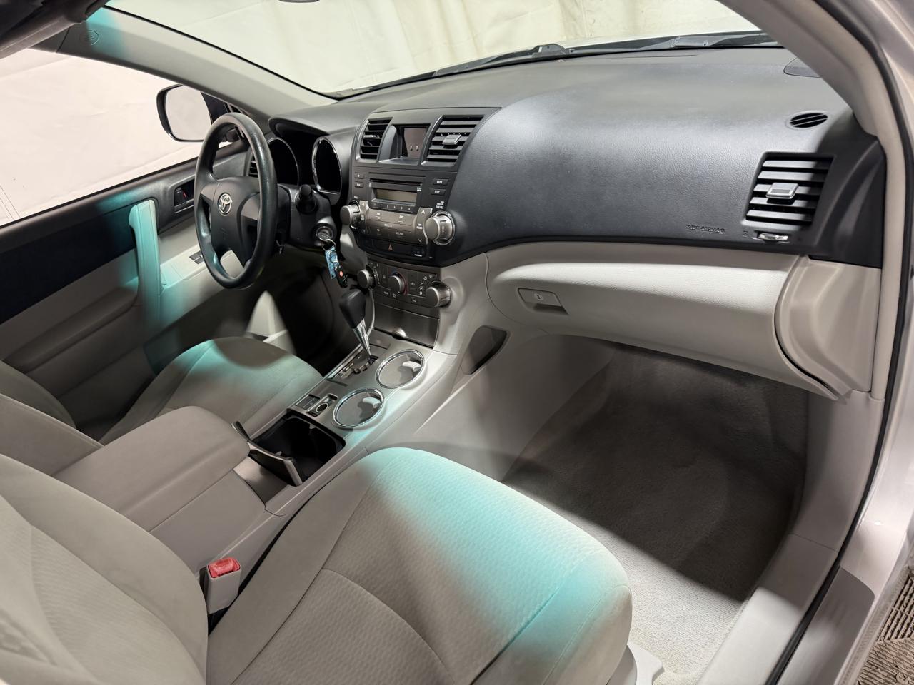 Toyota Highlander FWD 4dr L4 Base (Natl) 2010
