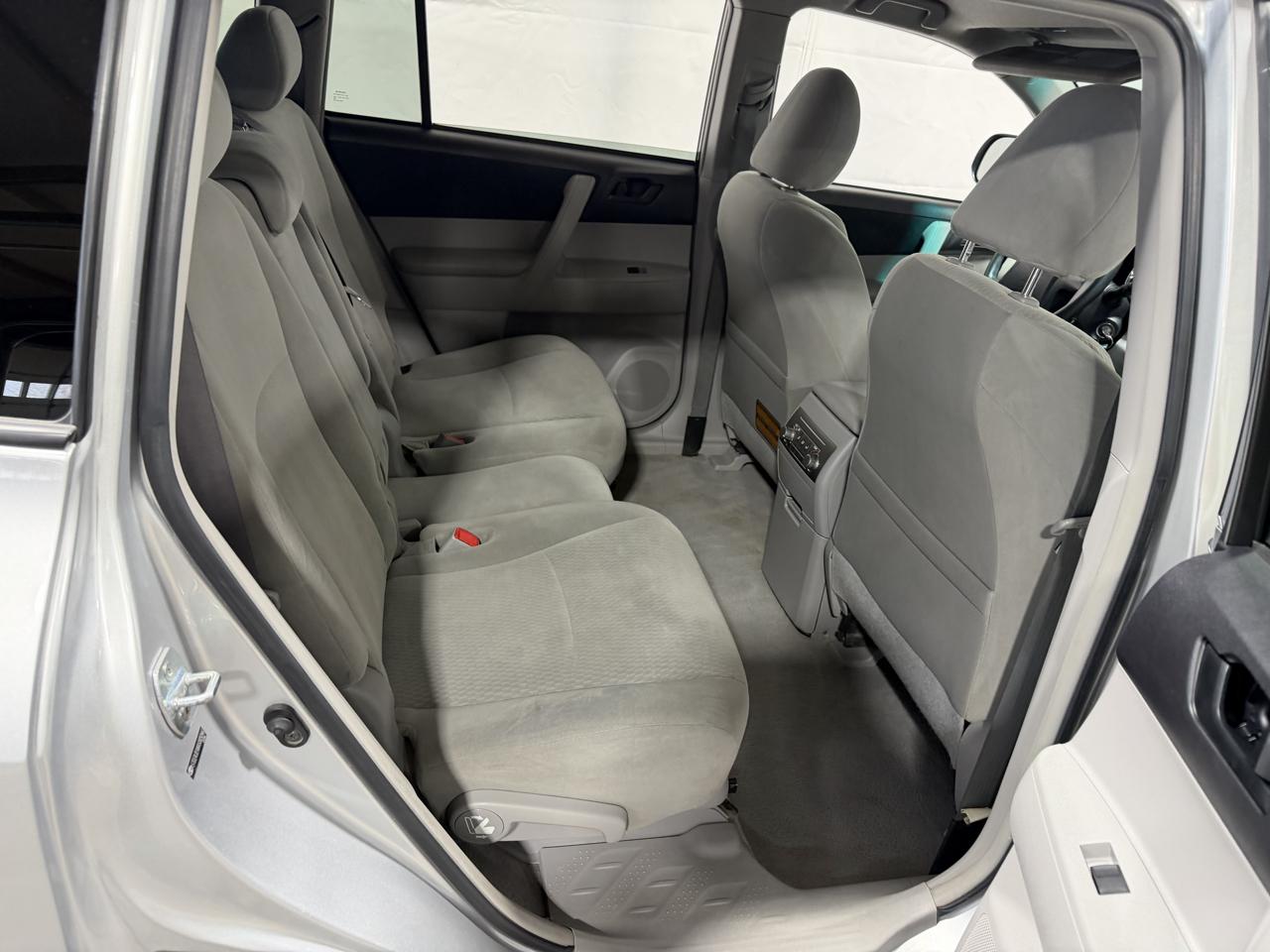 Toyota Highlander FWD 4dr L4 Base (Natl) 2010