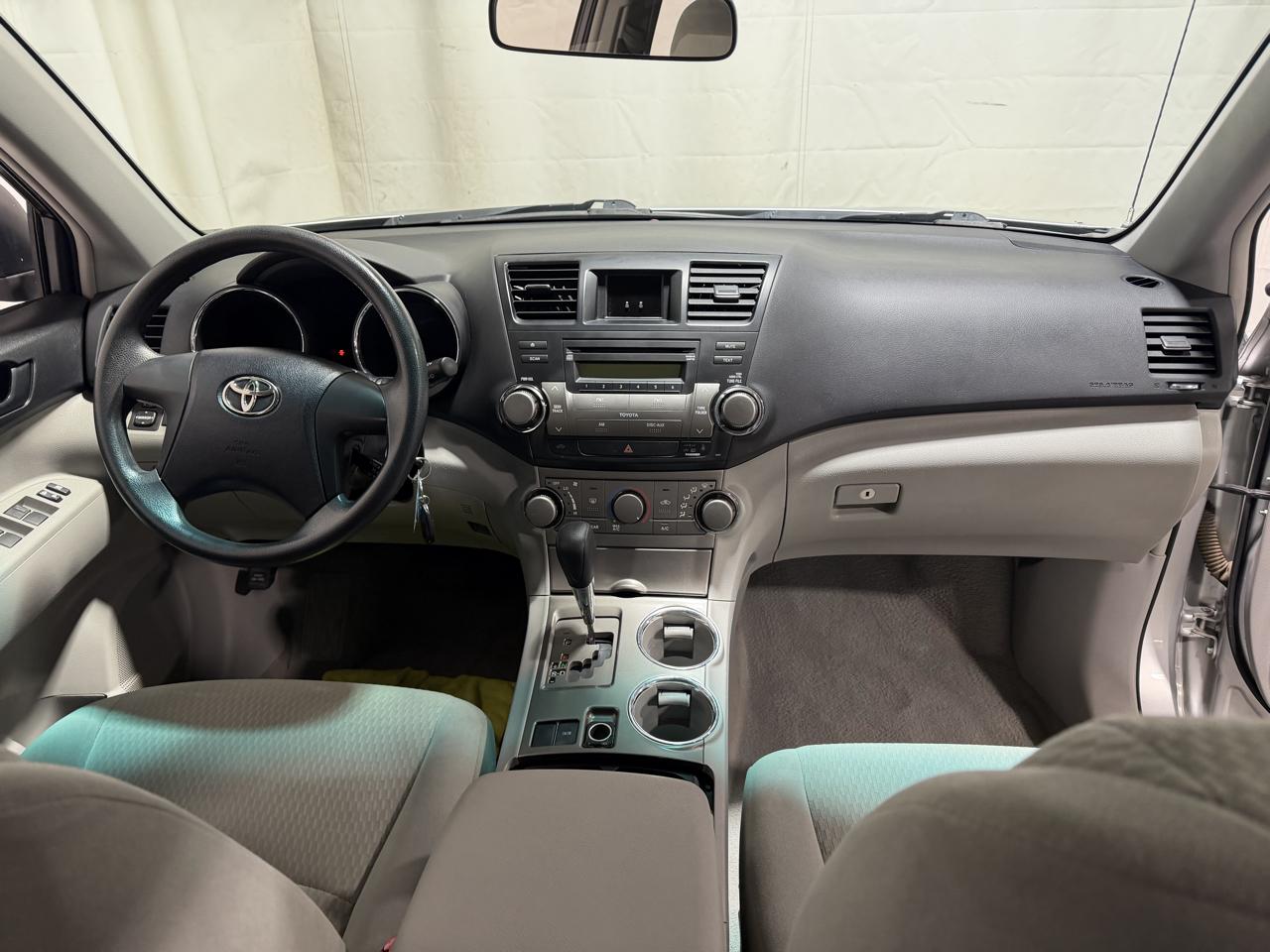 Toyota Highlander FWD 4dr L4 Base (Natl) 2010