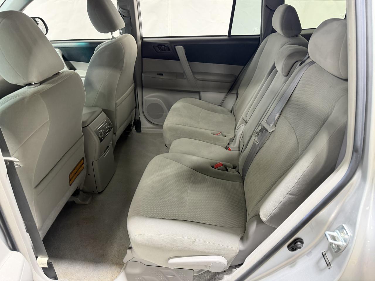Toyota Highlander FWD 4dr L4 Base (Natl) 2010