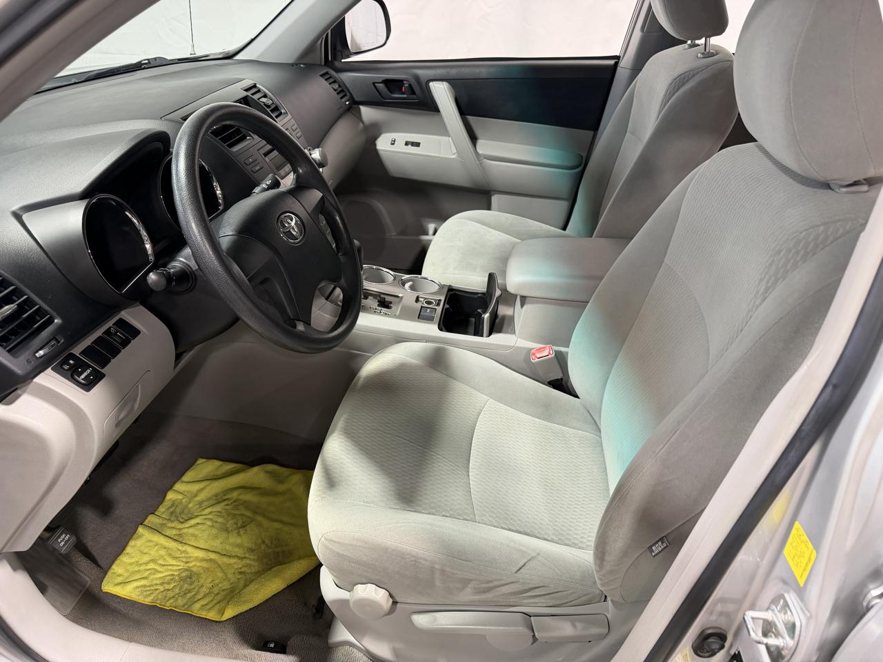 Toyota Highlander FWD 4dr L4 Base (Natl) 2010