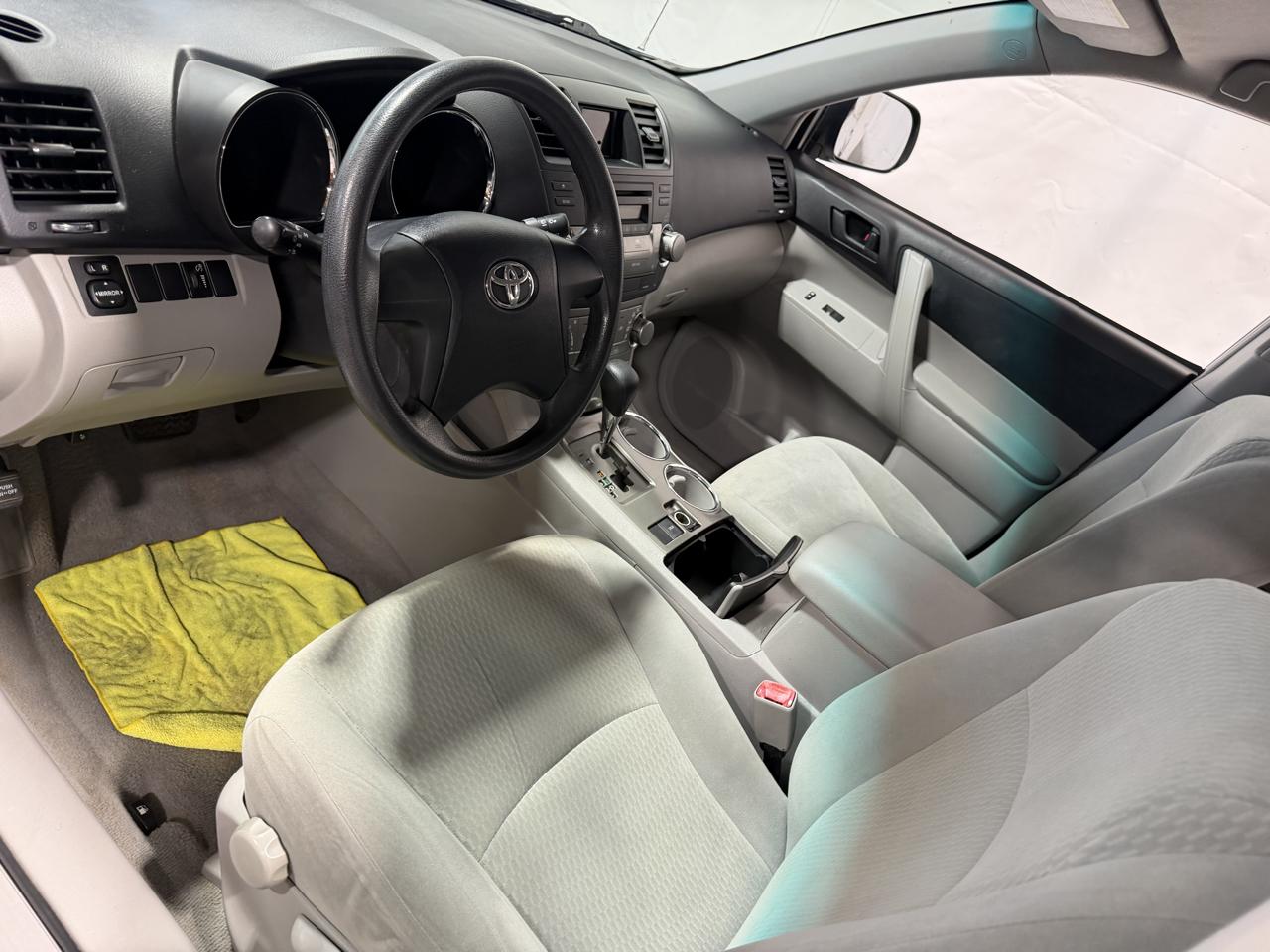 Toyota Highlander FWD 4dr L4 Base (Natl) 2010