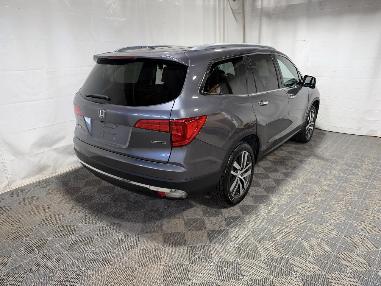 Honda Pilot 2WD 4dr Touring w/RES & Navi 2016