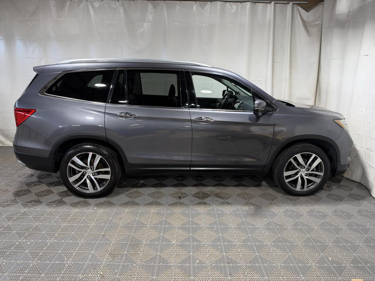 Honda Pilot 2WD 4dr Touring w/RES & Navi 2016