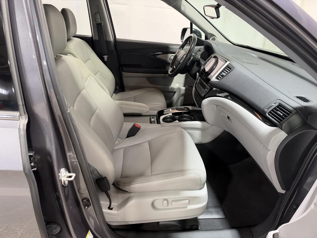 Honda Pilot 2WD 4dr Touring w/RES & Navi 2016
