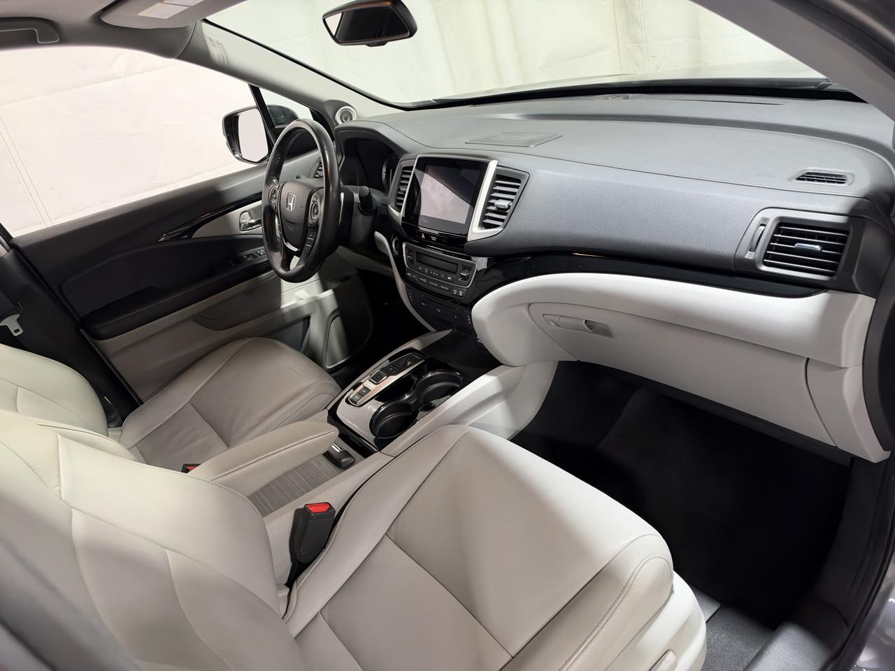 Honda Pilot 2WD 4dr Touring w/RES & Navi 2016