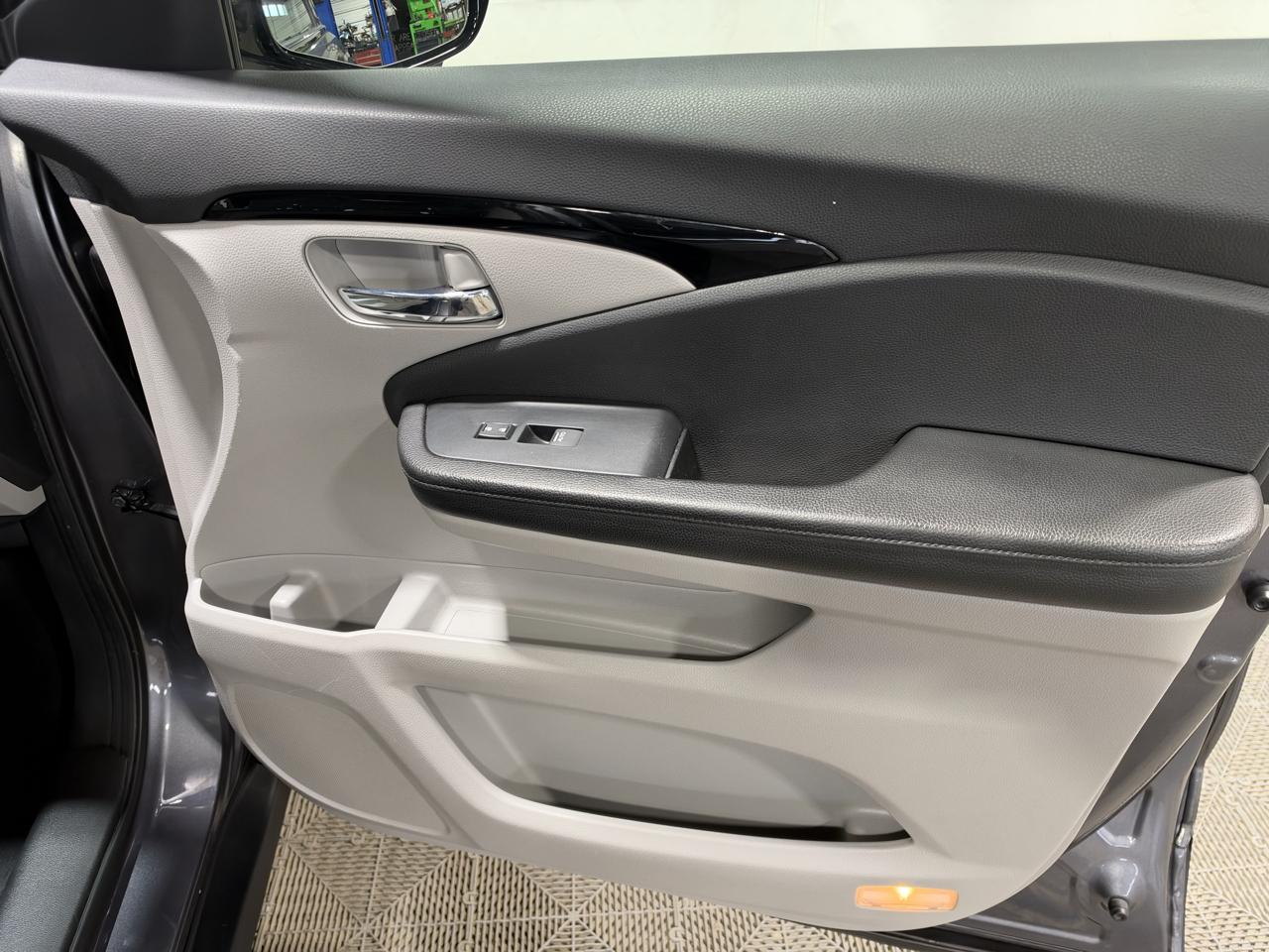 Honda Pilot 2WD 4dr Touring w/RES & Navi 2016