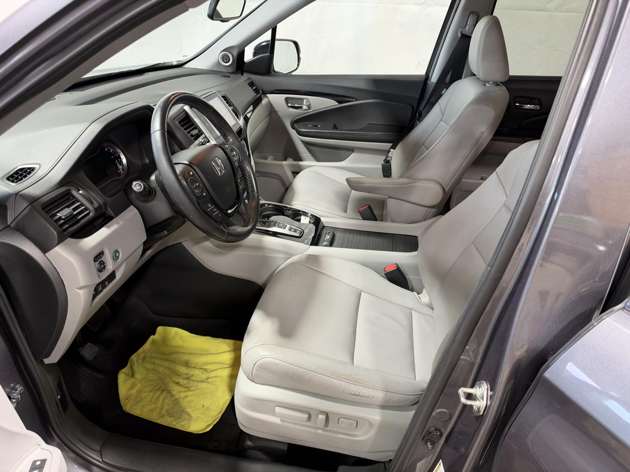 Honda Pilot 2WD 4dr Touring w/RES & Navi 2016