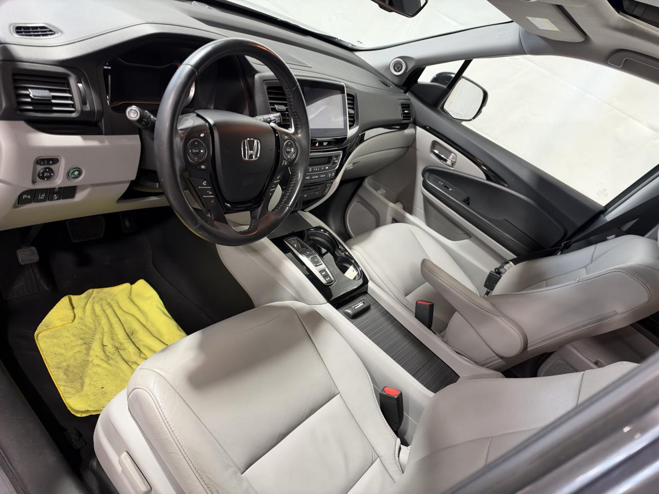 Honda Pilot 2WD 4dr Touring w/RES & Navi 2016