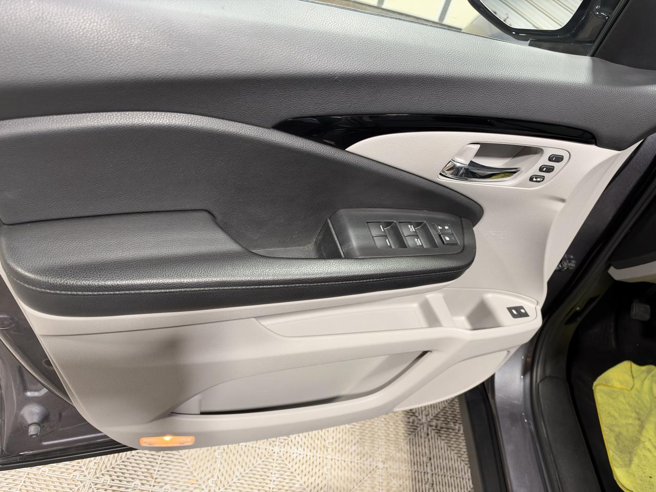 Honda Pilot 2WD 4dr Touring w/RES & Navi 2016