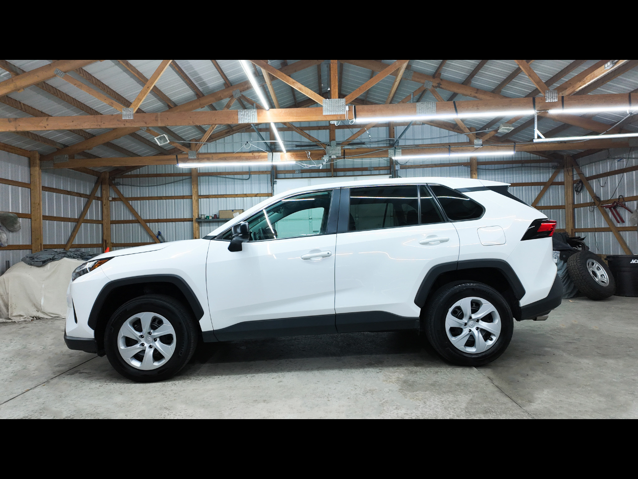 2024 Toyota RAV4 LE's photo