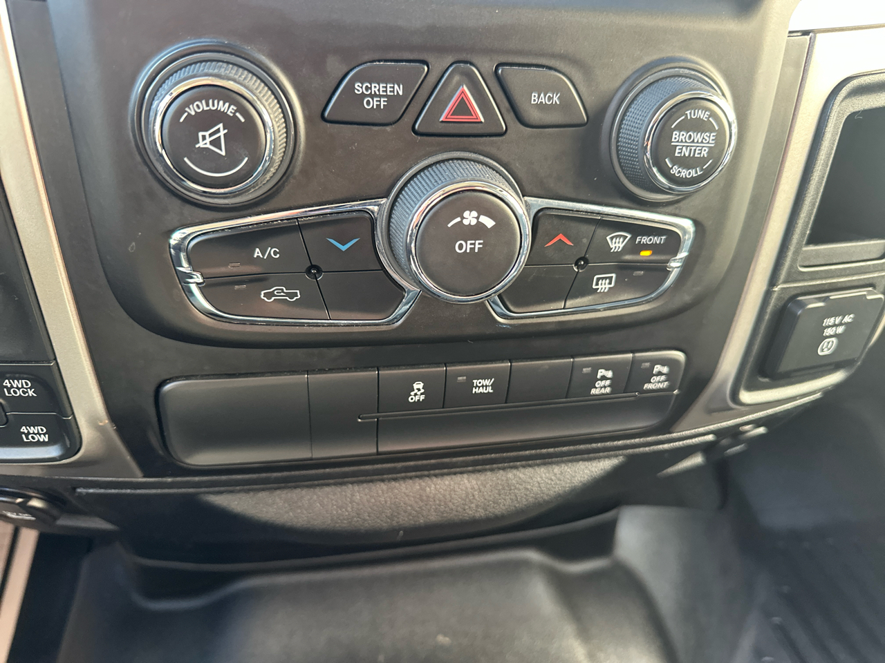 RAM 1500 Big Horn 4x4 Crew Cab 6'4" Box 2018